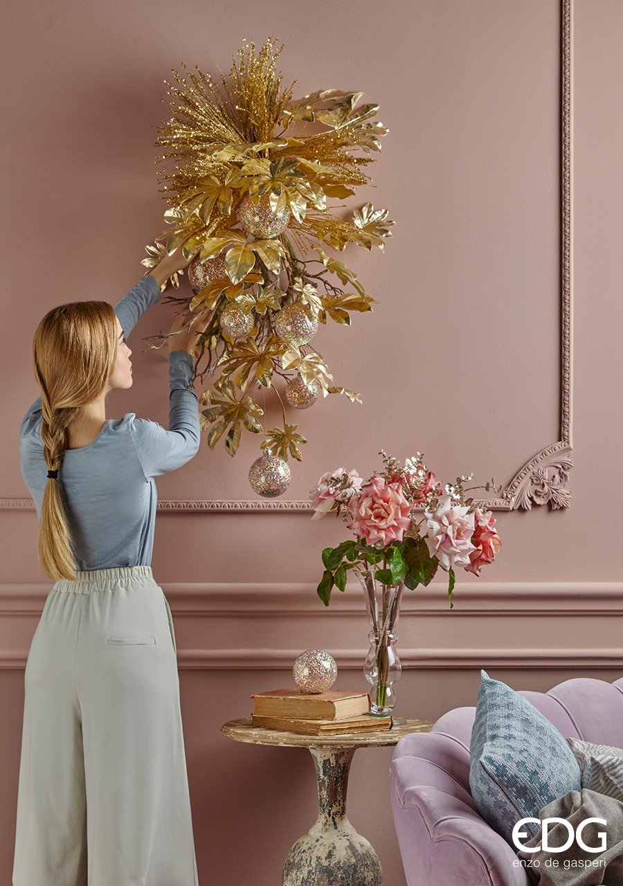 “Rami decorativi natalizi con bacche dorate e fiori d’inverno per creare un’atmosfera elegante, scintillante e accogliente.”