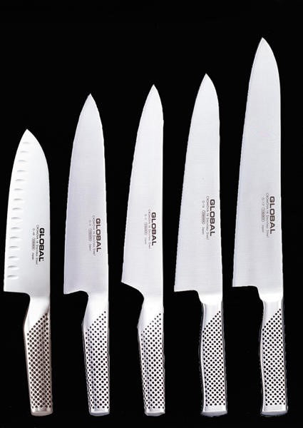 Proseguendo nella tradizione delle spade dei Samurai ancora oggi i migliori artigiani giapponesi creano i prestigiosi coltelli Global. I primi coltelli Global vennero progettati nel 1985 da Komin Yamada. In negozio e online su tuttochic.it