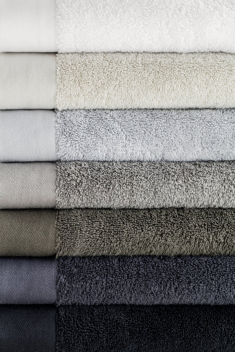 L'invenzione dell'asciugamano è legata alla città turca Bursa, che è ancora nota per la produzione degli asciugamani turchi. Gli asciugamani rendono il bagno più bello, elegante, colorato... In negozio e online su tuttochic.it