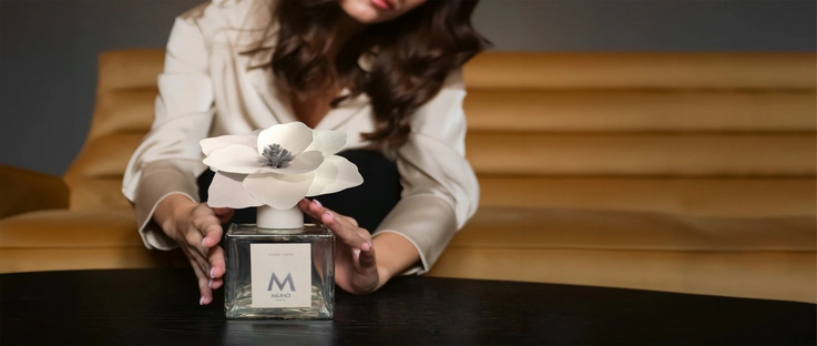 Linea Magnolia: profumatori d’ambiente con fiore in legno di betulla. Eleganza naturale e fragranze raffinate per ogni ambiente della casa.