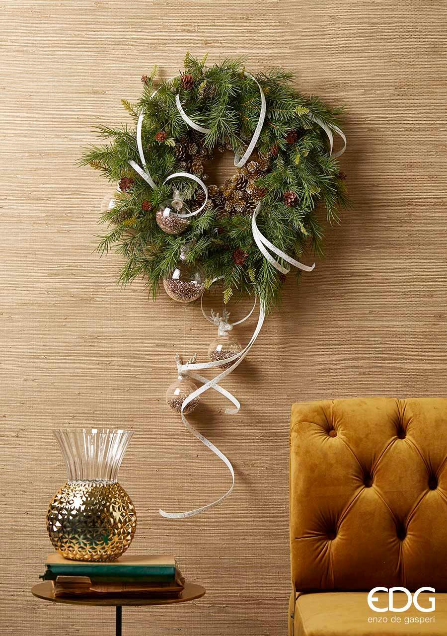 Corone, ghirlande e festoni natalizi artigianali per porte, camini e scale, in stile elegante e tradizionale.