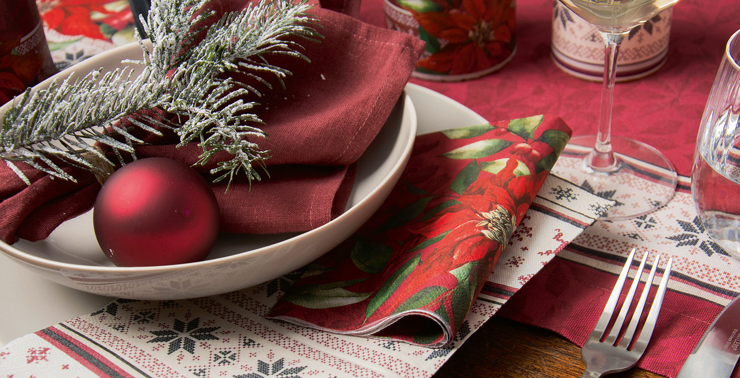 Una tavola apparecchiata alla perfezione comprende sempre dei bei piatti, dei fiori freschi e dei tovaglioli giusti! In negozio e online su tuttochic.it