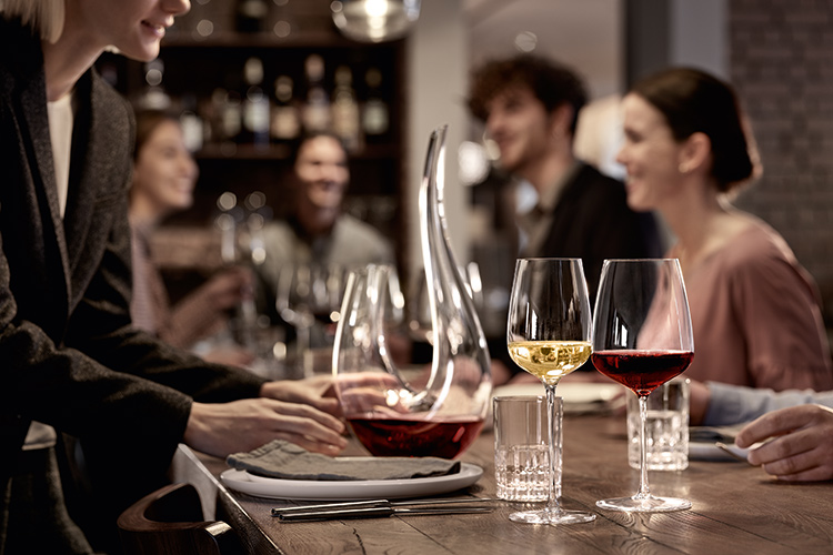 Spiegelau è al top della forma ovunque, che si tratti di bicchieri speciali per gustare birre e vini speciali o bicchieri universali versatili: un bicchiere Spiegelau può essere usato in qualsiasi occasione.