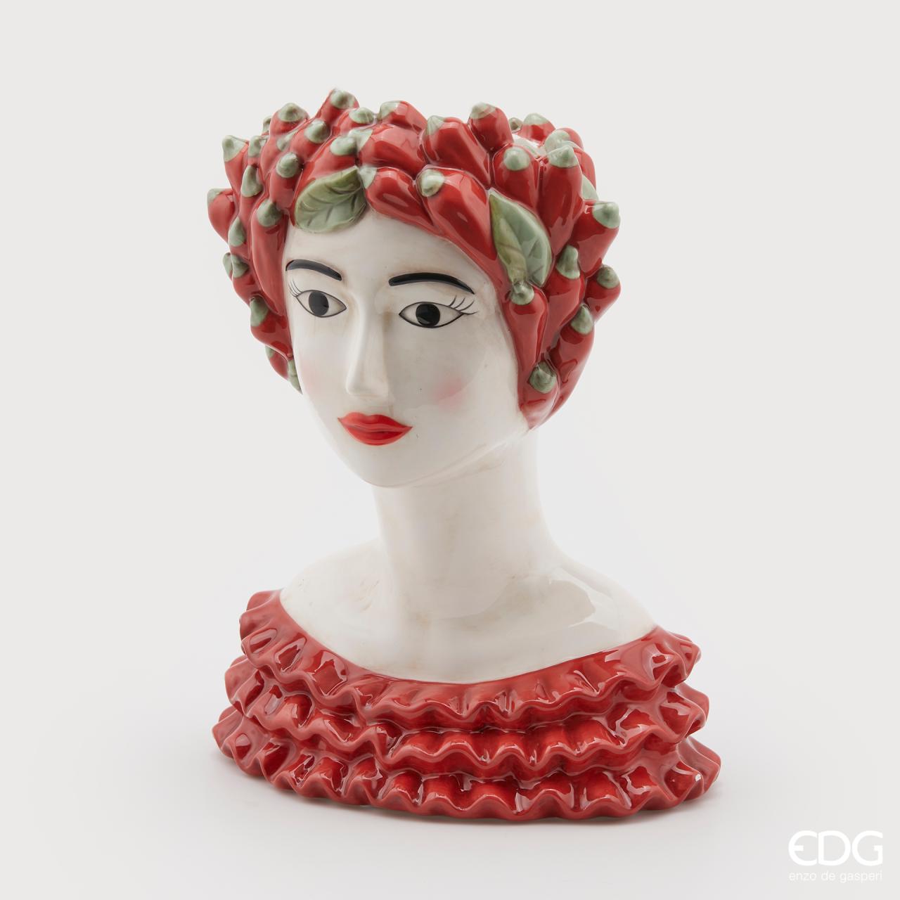 Esalta la bellezza dei tuoi fiori con questo vaso in ceramica, decorato a mano con un accattivante tema peperoncini. Regala un tocco unico e originale alla tua casa! Dimensioni: cm 25 x 16x34 h. In negozio e online su tuttochic.it