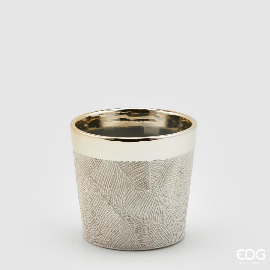 Vaso in ceramica color oro con decoro inciso raffigurante foglie. Ideale anche come portacandela e coprivaso. Dimensioni: altezza cm 13, Ø cm 13,5. In negozio e online su tuttochic.it