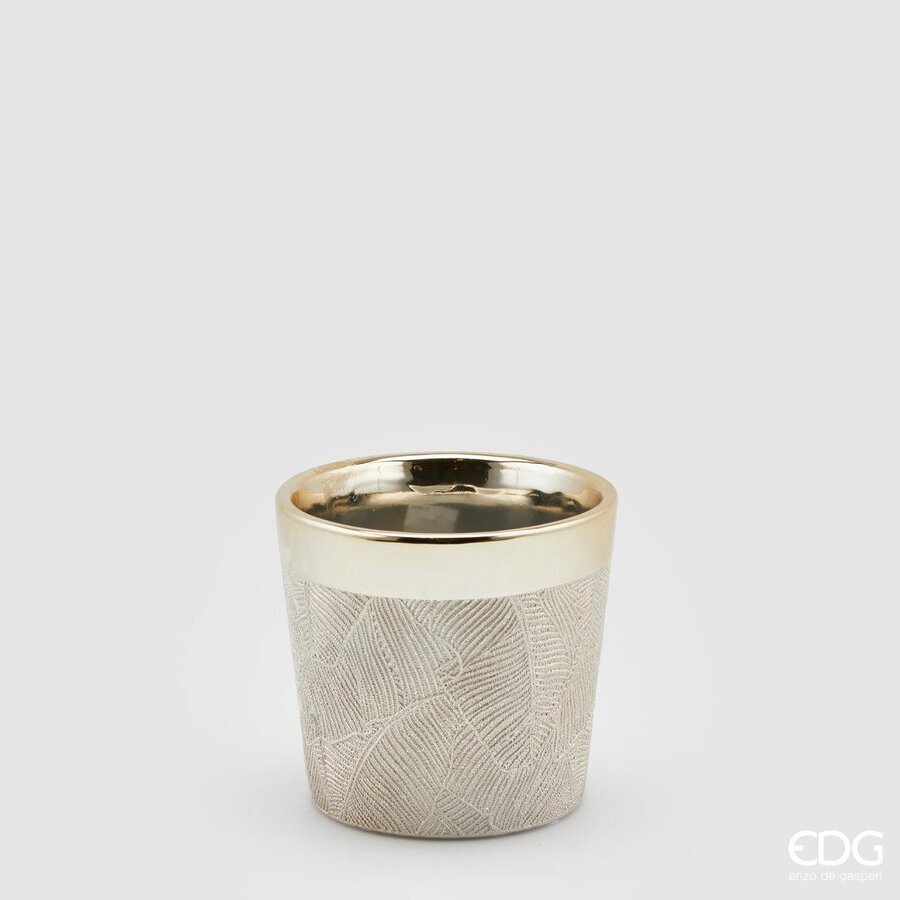 Vaso in ceramica color oro con decoro inciso raffigurante foglie. Ideale anche come portacandela e coprivaso. Dimensioni: altezza cm 11, Ø cm 11,5. In negozio e online su tuttochic.it