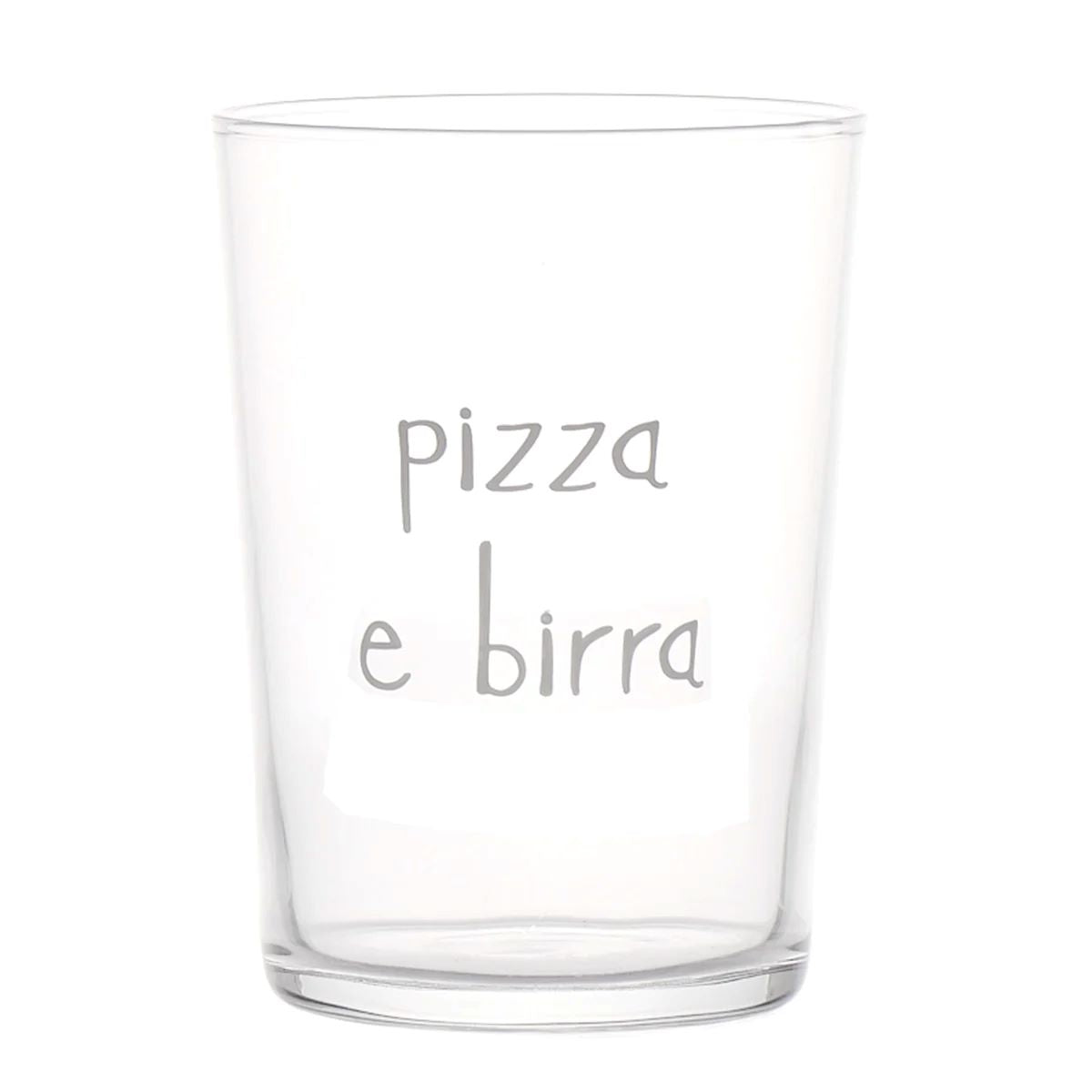 Set da 6 bicchieri in vetro con decoro serigrafato "pizza e birra". Aggiungi un tocco di originalità ai tuoi momenti conviviali e goditi una birra o bibita nel modo più divertente. Bicchieri festeggiare con gli amici! Dimensioni: Ø 8,8 x 12 h cm. Disegnato e prodotto in Italia. In negozio e online su tuttochic.it