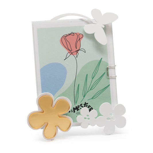 Originale porta foto con decorazione in polimetilmetacrilato specchiato, perfetto sia come complemento d’arredo o come bomboniera. Dimensione: 10x15H (foto 9,5×12,5 H) Materiale: ferro Una linea di bomboniere moderne realizzate in ferro tagliato a laser e disponibili in tanti colori. In negozio e online su tuttochic.it