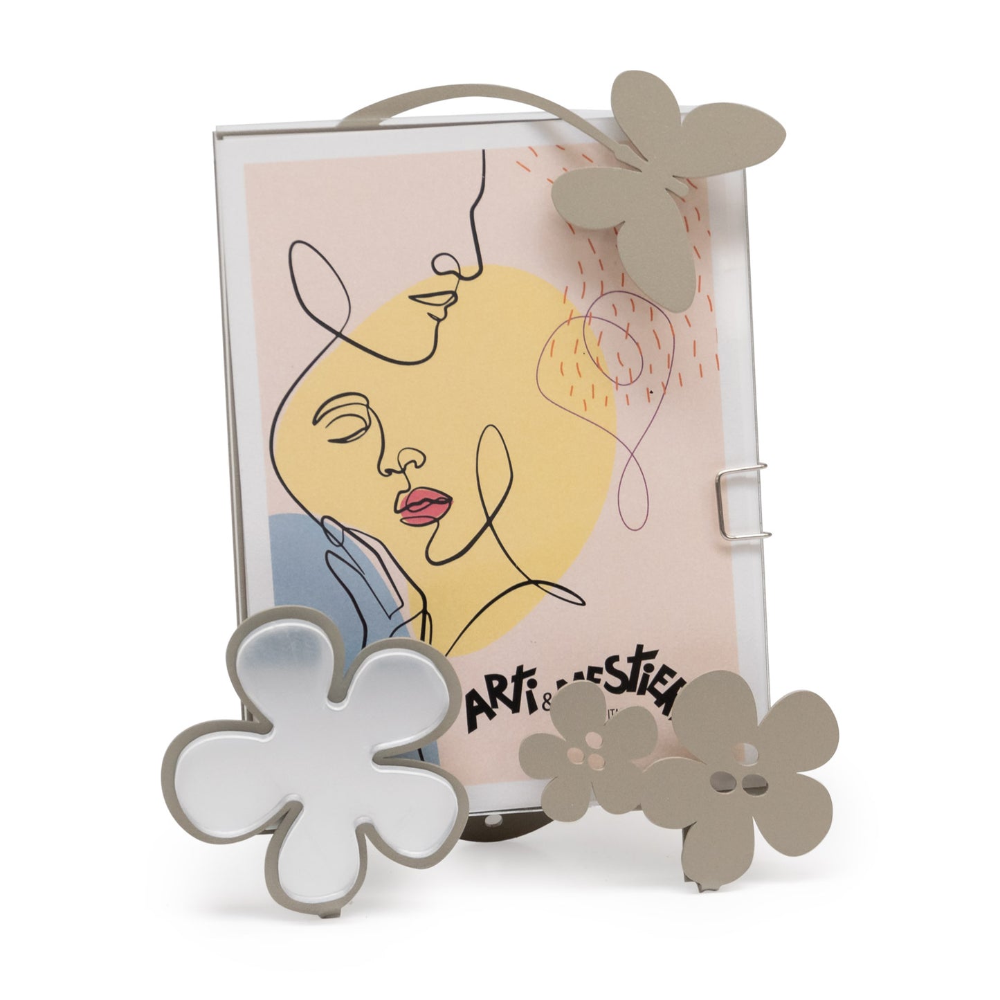 Originale porta foto con decorazione in polimetilmetacrilato specchiato, perfetto sia come complemento d’arredo o come bomboniera. Dimensione: 10x15H (foto 9,5×12,5 H) Materiale: ferro Una linea di bomboniere moderne realizzate in ferro tagliato a laser e disponibili in tanti colori. In negozio e online su tuttochic.it