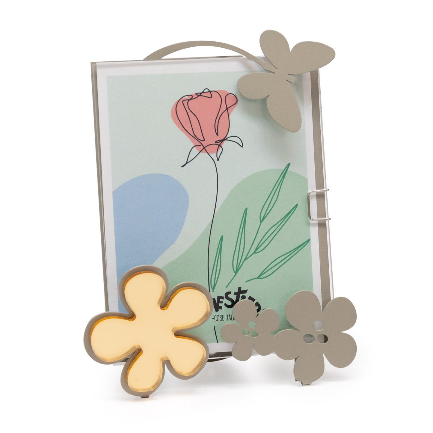 Originale porta foto con decorazione in polimetilmetacrilato specchiato, perfetto sia come complemento d’arredo o come bomboniera. Dimensione: 10x15H (foto 9,5×12,5 H) Materiale: ferro Una linea di bomboniere moderne realizzate in ferro tagliato a laser e disponibili in tanti colori. In negozio e online su tuttochic.it