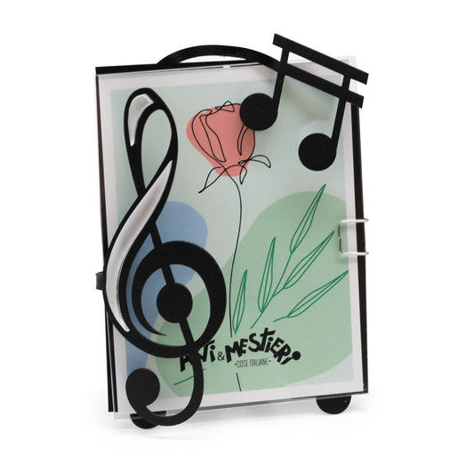 Originale porta foto con decorazione in polimetilmetacrilato specchiato, perfetto sia come complemento d’arredo che come bomboniera. Dimensione: 11x13,5H (foto 9,5×12,5 Una linea di bomboniere moderne realizzate in ferro tagliato a laser e disponibili in tanti colori. In negozio e online su tuttochic.it