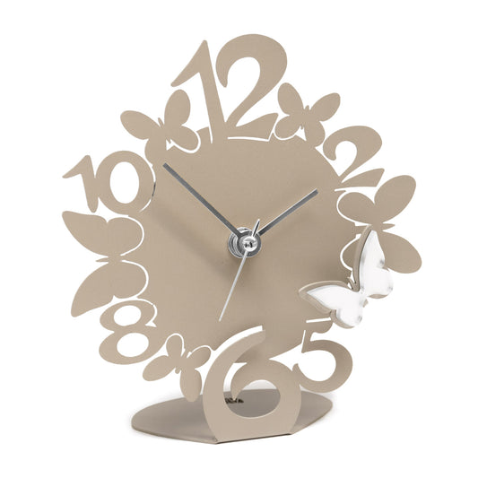 Divertente orologio da tavolo con decorazione in polimetilmetacrilato specchiato, perfetto sia come complemento d’arredo o come bomboniera. Dimensione: 13,5 x 15,5 H. Una linea di bomboniere moderne realizzate in ferro tagliato a laser e disponibili in tanti colori.. In negozio e online su tuttochic.it