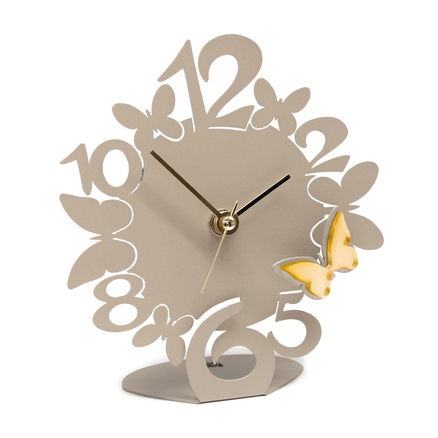 Divertente orologio da tavolo con decorazione in polimetilmetacrilato specchiato, perfetto sia come complemento d’arredo o come bomboniera. Dimensione: 13,5 x 15,5 H. Una linea di bomboniere moderne realizzate in ferro tagliato a laser e disponibili in tanti colori.. In negozio e online su tuttochic.it
