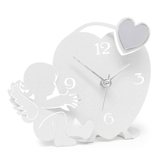 Divertente orologio da tavolo con decorazione in polimetilmetacrilato specchiato, perfetto sia come complemento d’arredo o come bomboniera. Dimensione: 16 x 14 H. Una linea di bomboniere moderne realizzate in ferro tagliato a laser e disponibili in tanti colori.. In negozio e online su tuttochic.it