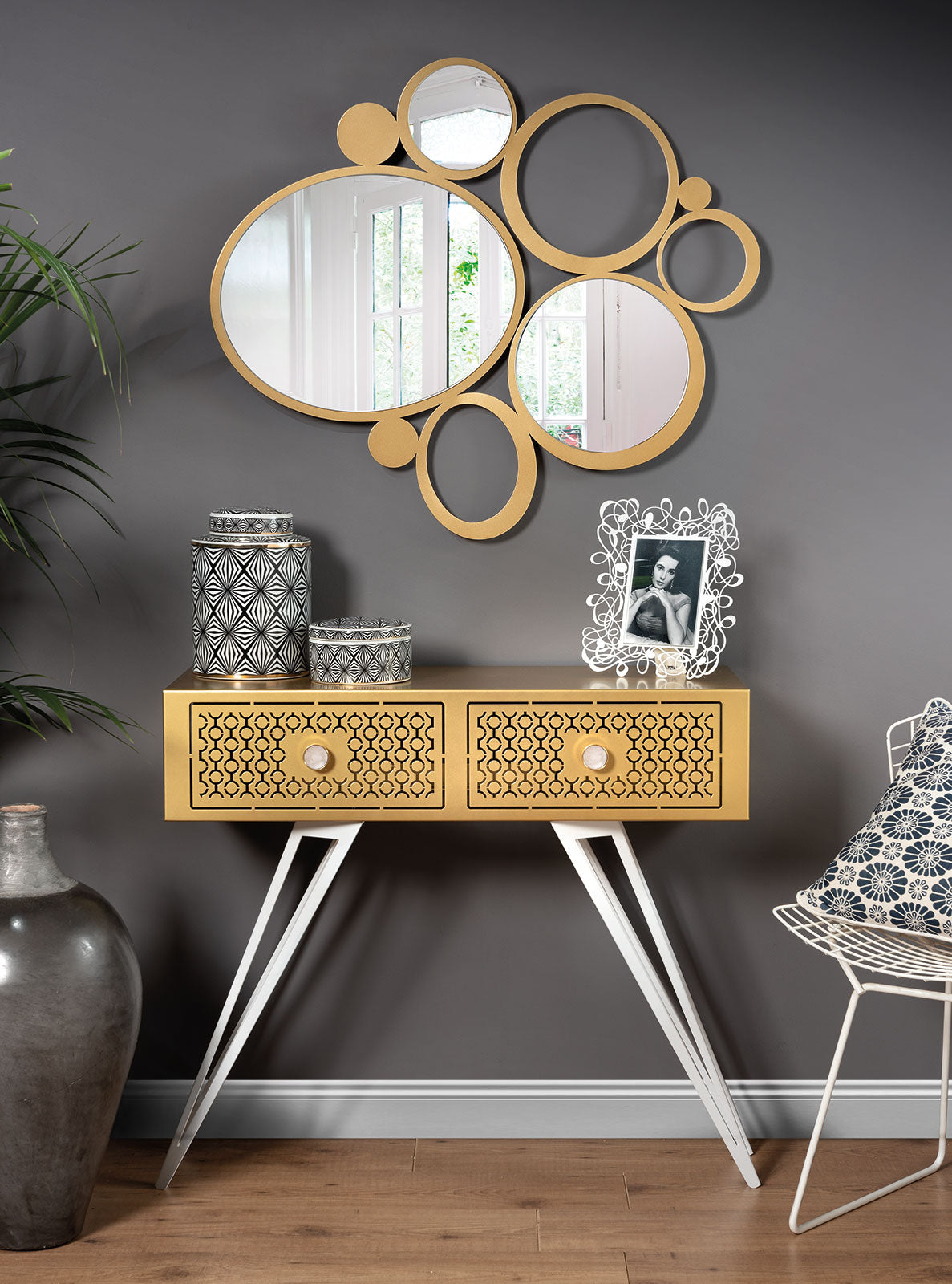 Consolle in stile Mayfair grande, un piccolo grande gioiello per arricchire, con gusto ed eleganza, una parete magari sotto un bellissimo specchio. Materiale: metallo - Colore: oro trasparente e bianco marmo Dimensioni: 100 x 35P x 80H cm. In negozio e online su tuttochic.it