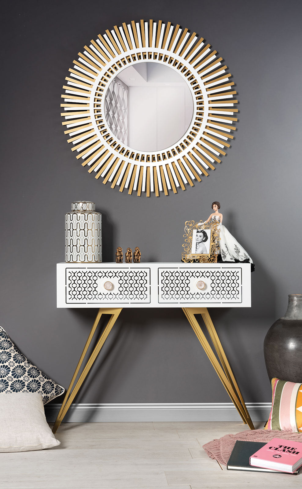 Specchio raffinato Narciso: ispirato al personaggio della mitologia greca innamorato della propria immagine, questo complemento d’arredo dona un tocco di eleganza e raffinatezza ad ogni ambiente. Dimensioni: 90 cm (45 cm) Materiale: metallo - Colore: Oro trasparente + Bianco marmo. In negozio e online su tuttochic.it