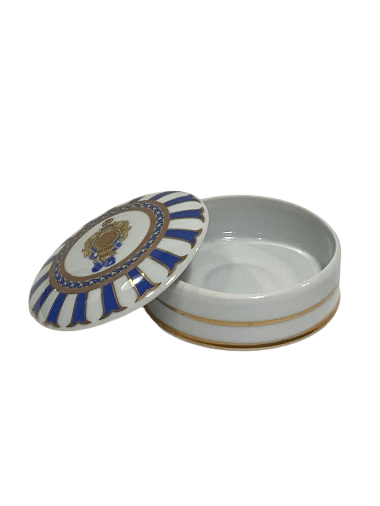 Scatola tonda con coperchio bombato in porcellana Limoges con decoro in oro zecchino e blu. Dimensioni: cm ø 10 x h 4,5. In negozio e online su tuttochic.it