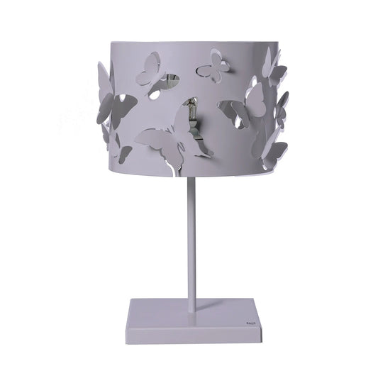 Lampada da tavolo Farfallosa di Arti & Mestieri. Realizzata in metallo di alta qualità, il suo paralume decorato con farfalle in rilievo crea un effetto di luce e ombre unico e suggestivo. In negozio e online su tuttochic.it