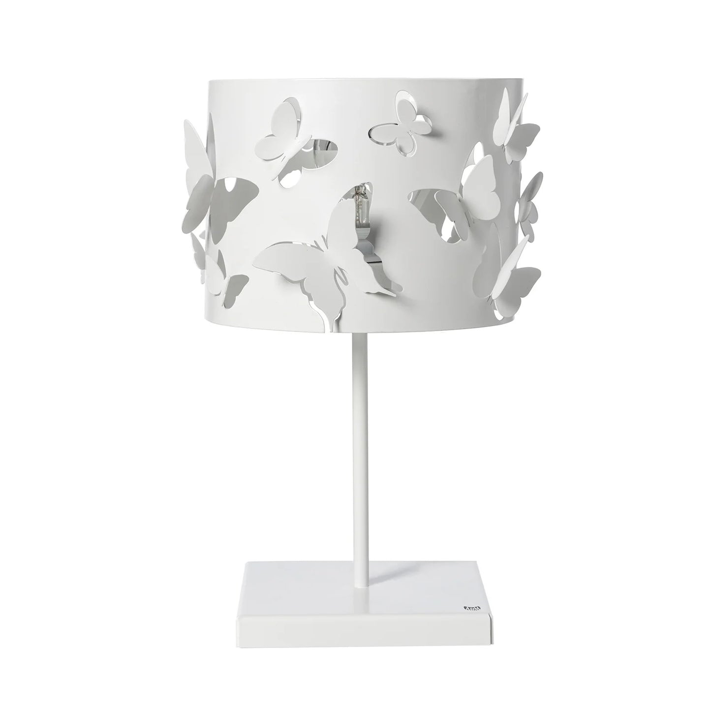 Lampada da tavolo Farfallosa di Arti & Mestieri. Realizzata in metallo di alta qualità, il suo paralume decorato con farfalle in rilievo crea un effetto di luce e ombre unico e suggestivo. In negozio e online su tuttochic.it