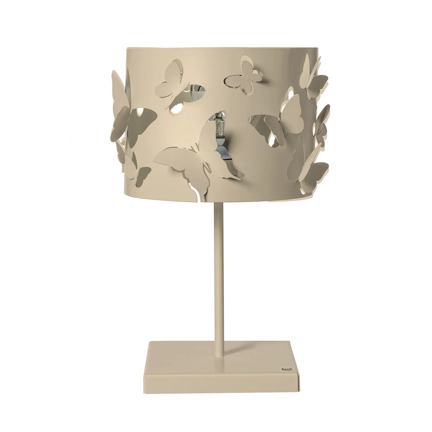 Lampada da tavolo Farfallosa di Arti & Mestieri. Realizzata in metallo di alta qualità, il suo paralume decorato con farfalle in rilievo crea un effetto di luce e ombre unico e suggestivo. In negozio e online su tuttochic.it