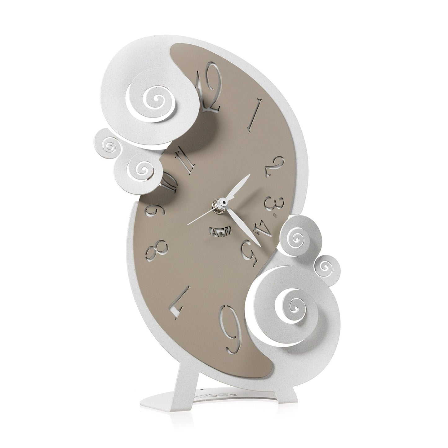 Orologio da tavolo realizzato in metallo di colore bianco marmo e sabbia, moderno e dal design elegante. Dimensioni: cm 20 x 31 h - funziona con una batteria stilo (inclusa). In negozio e online su tuttochic.it