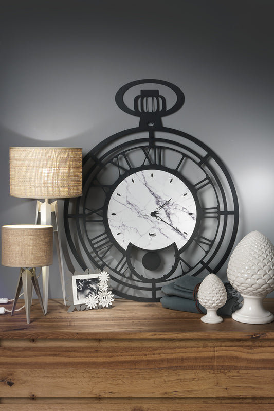 Orologio da parete cipollone ispirato agli orologi da tasca di una volta. Con la sua aria vintage, le sue sottili lancette gli conferiscono una certa aura nostalgia. Realizzato in ferro di colore nero e quadrante con venature che richiamano l’effetto marmo, Dimensione: 80 x 100H cm. In negozio e online su tuttochic.it