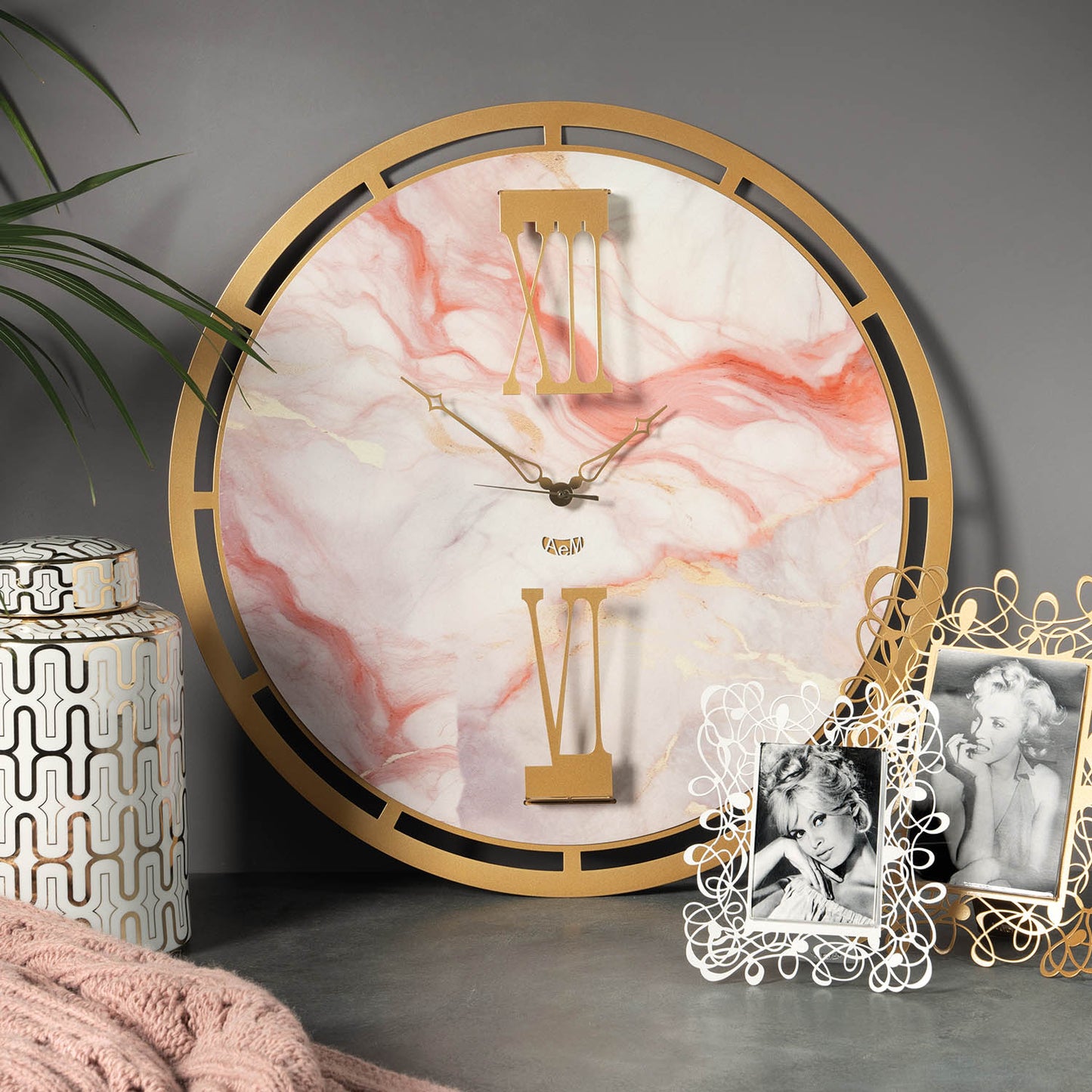 Il porta foto grande Scarabocchio è davvero originale e al tempo stesso elegante e raffinato. Può impreziosire qualsiasi ambiente, salotto, camera da letto oppure studio. Dimensioni 26 x 30 h cm cornice esterna e 14 x 18 h cm foto Materiale: metallo. In negozio e online su tuttochic.it