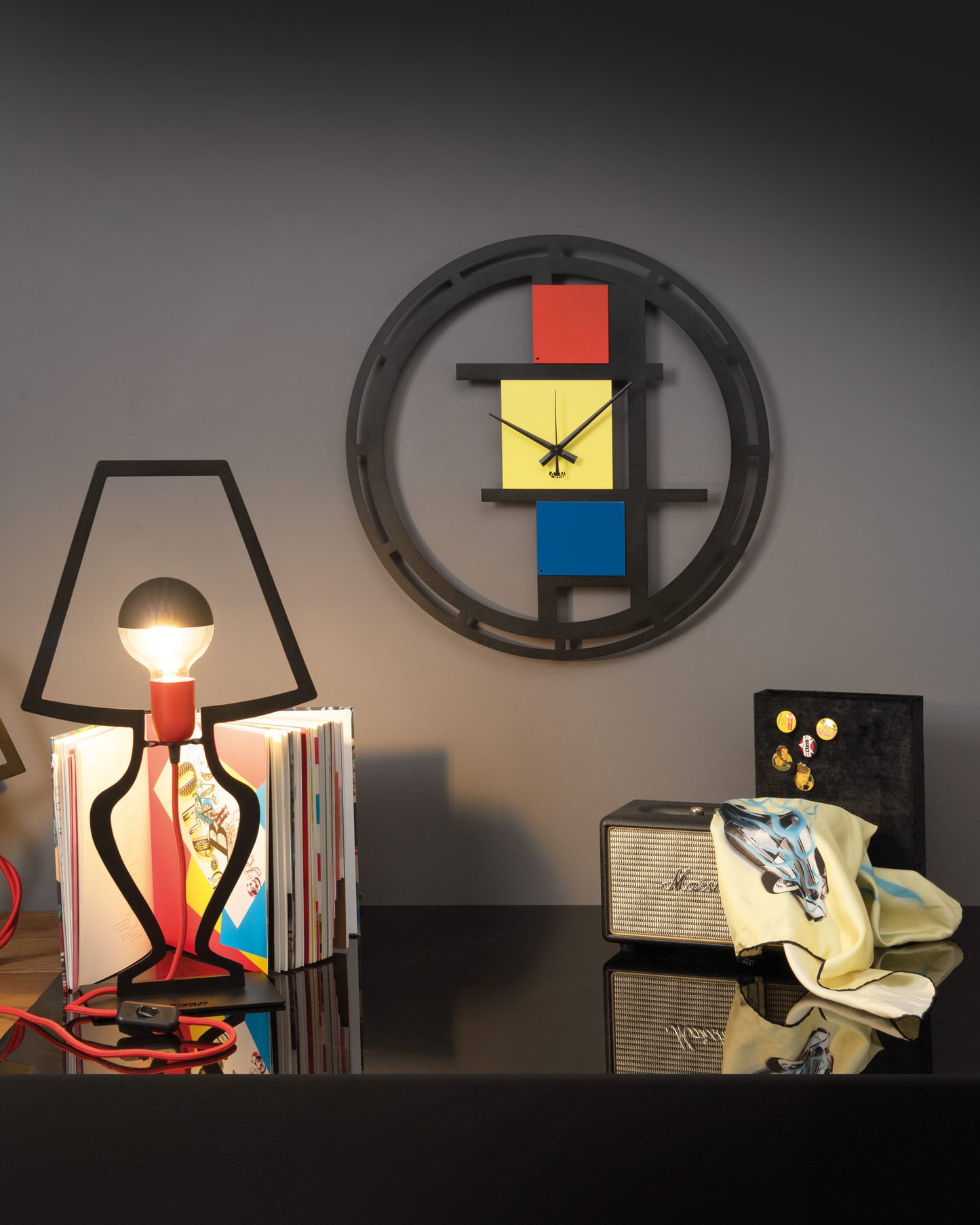 Orologio artistico Mondrian 50, una vera opera d’arte in casa: non solo perché si ispira ai quadri dell’omonimo e famoso pittore olandese, fondatore del neoplasticismo, ma anche perché con i suoi colori e la sua forma rende unico ogni ambiente. Dimensioni: Ø cm 50 Materiale: metallo. In negozio e online su tuttochic.it