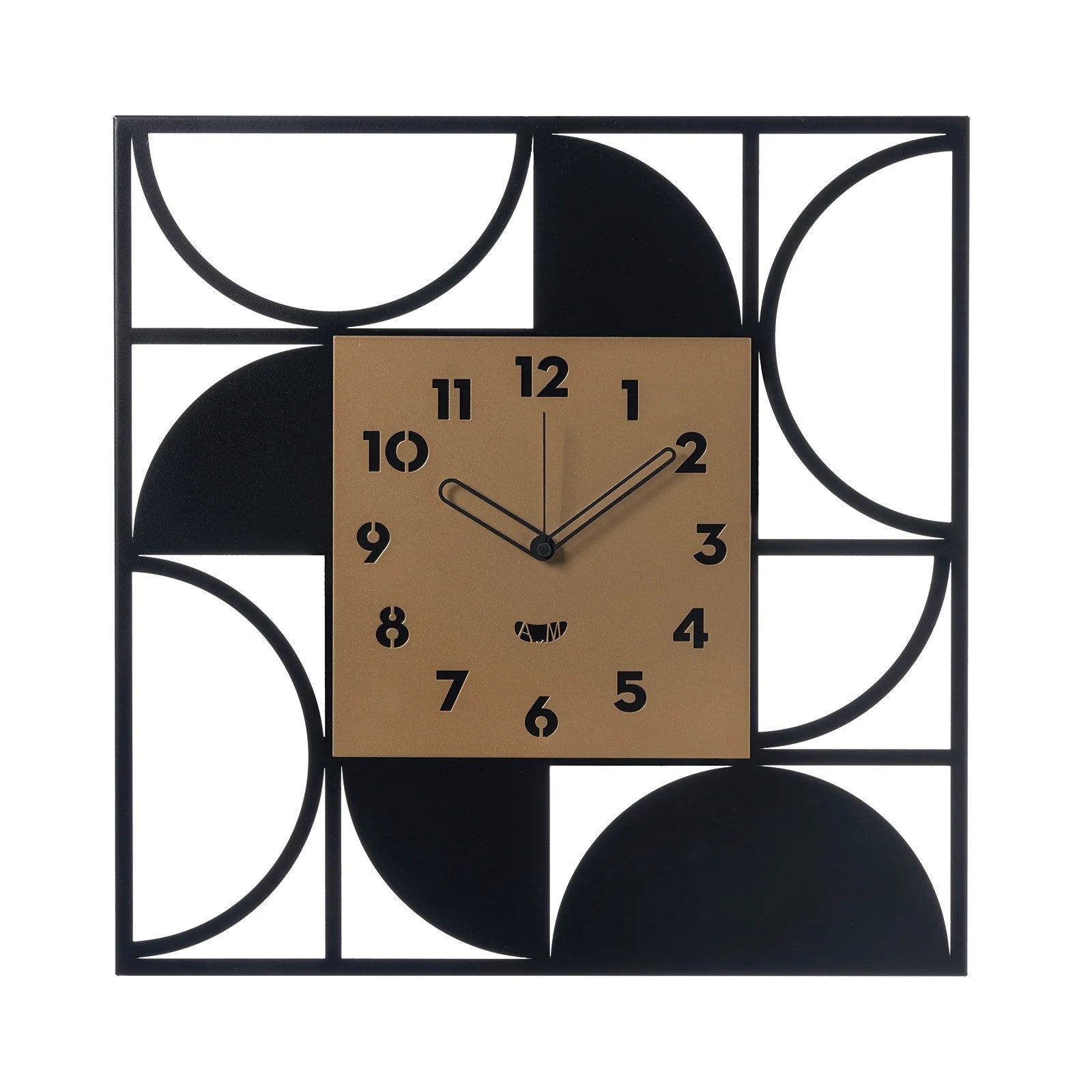 L'Orologio da parete in metallo Glam moderno e minimalista.  Dimensioni: 50 x 50H cm Alimentazione: Batteria tipo AA (inclusa) Prodotto in Italia. In negozio e online su tuttochic.it