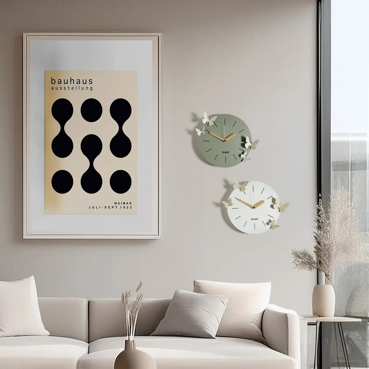 Orologio da parete in metallo Farfalle Battito D'Ali, il quadrante circolare è decorato con quattro farfalle magnetiche che possono essere posizionate in modo personalizzato Dimensioni: Ø 30 cm. In negozio e online su tuttochic.it