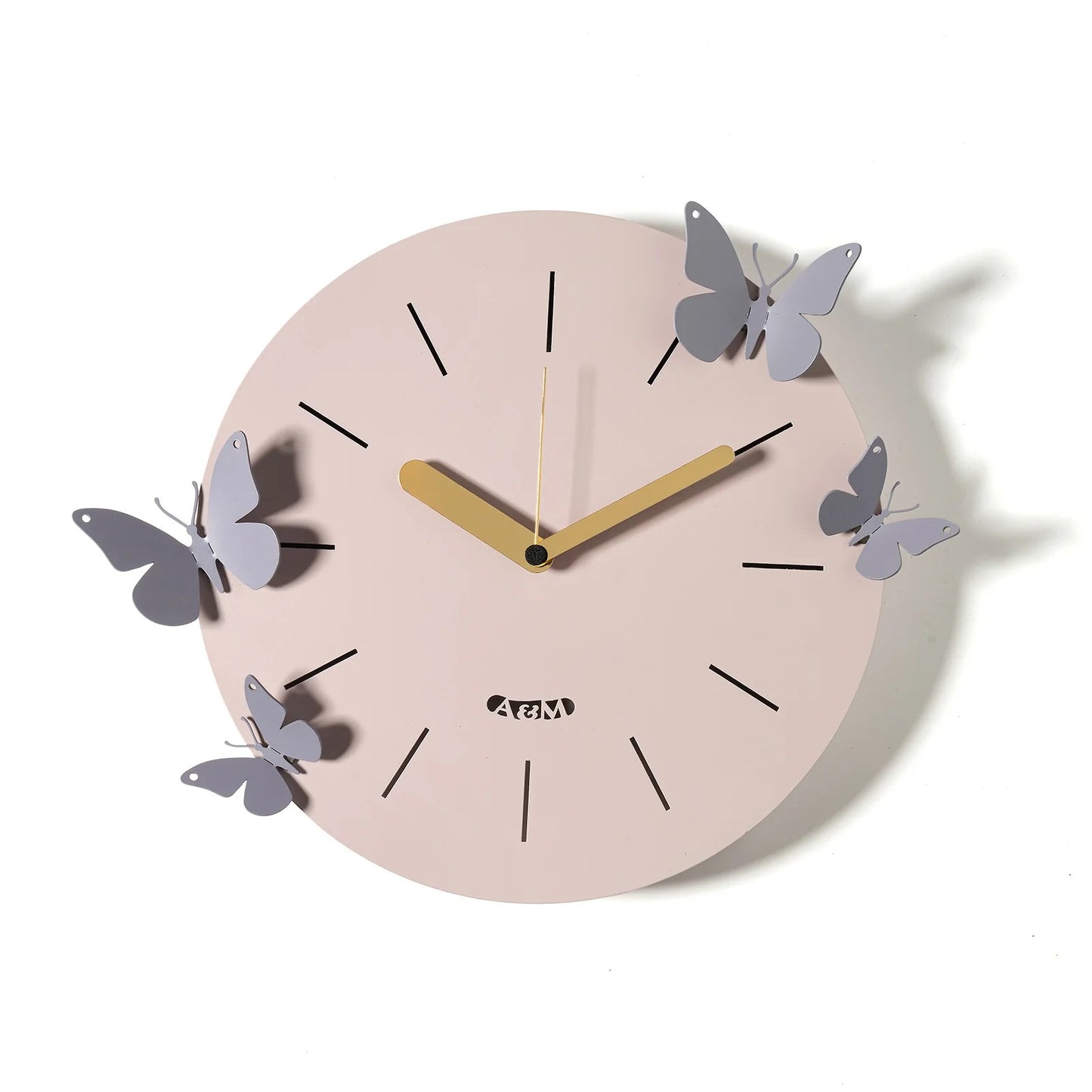 Orologio da parete in metallo Farfalle Battito D'Ali, il quadrante circolare è decorato con quattro farfalle magnetiche che possono essere posizionate in modo personalizzato Dimensioni: Ø 30 cm. In negozio e online su tuttochic.it