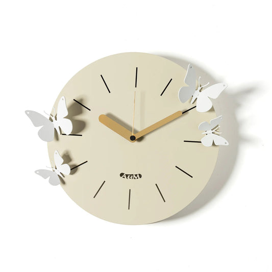 Orologio da parete in metallo Farfalle Battito D'Ali, il quadrante circolare è decorato con quattro farfalle magnetiche che possono essere posizionate in modo personalizzato Dimensioni: Ø 30 cm. In negozio e online su tuttochic.it
