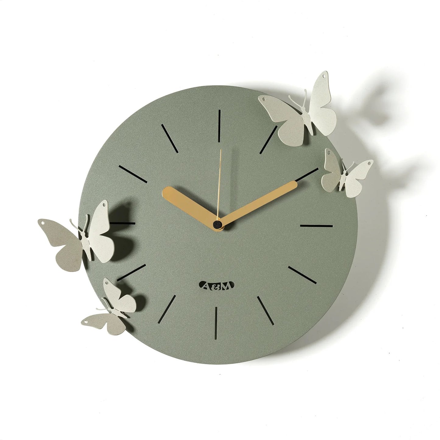 Orologio da parete in metallo Farfalle Battito D'Ali, il quadrante circolare è decorato con quattro farfalle magnetiche che possono essere posizionate in modo personalizzato Dimensioni: Ø 30 cm. In negozio e online su tuttochic.it