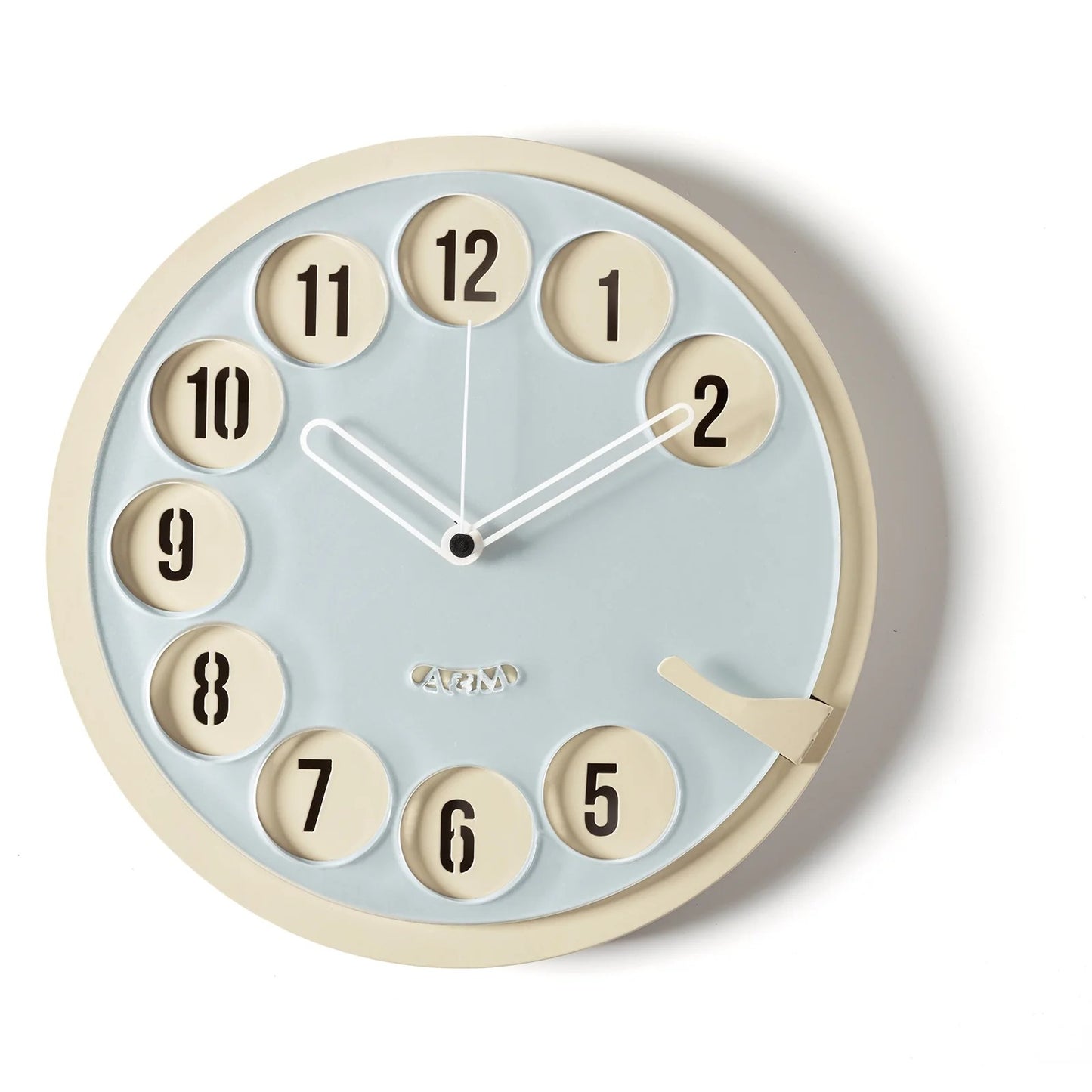 Orologio da parete Call Me! Il quadrante in metallo e plexiglass è ispirato al classico telefono a disco. Dimensioni: Ø cm 30 x cm 4. In negozio e online su tuttochic.it