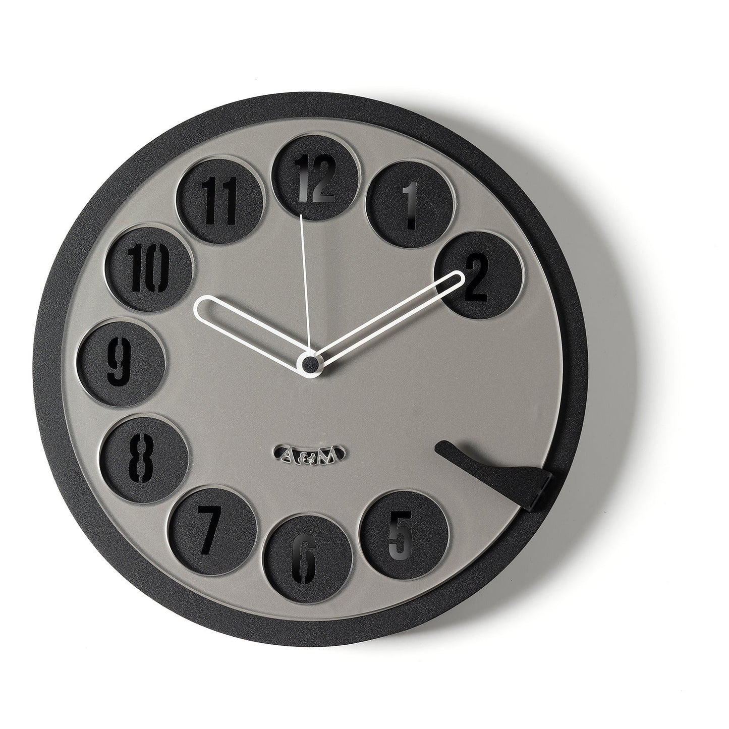 Orologio da parete Call Me! Il quadrante in metallo e plexiglass è ispirato al classico telefono a disco. Dimensioni: Ø cm 30 x cm 4. In negozio e online su tuttochic.it