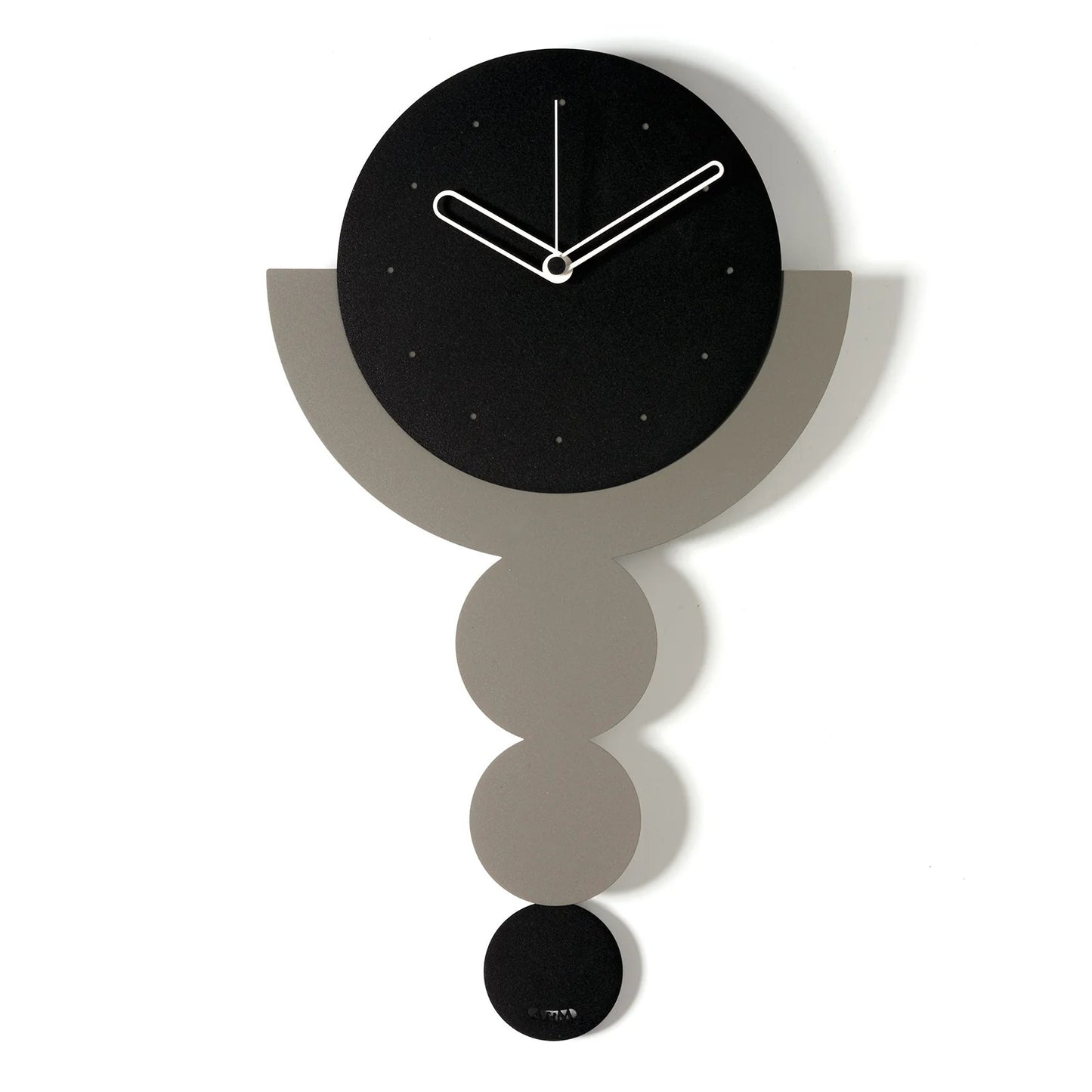 Questo orologio da parete in metallo bicolore con pendolo è caratterizzato da un design unico che si ispira alla "trilogia" dei cerchi. Dimensioni: cm 29 x 49,5 h. In negozio e online su tuttochic.it