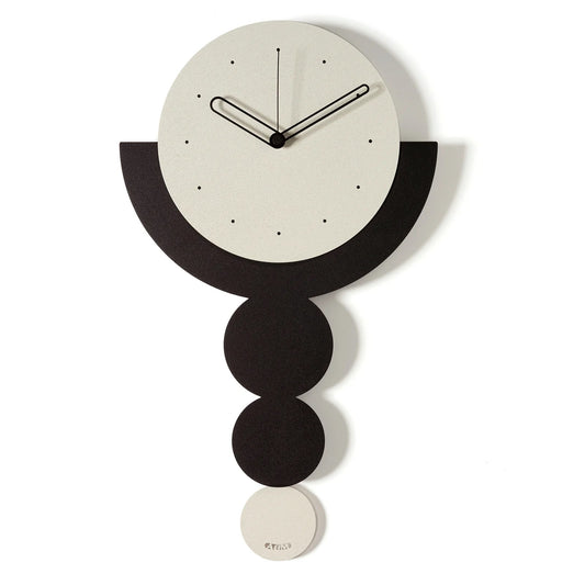 Questo orologio da parete in metallo bicolore con pendolo è caratterizzato da un design unico che si ispira alla "trilogia" dei cerchi. Dimensioni: cm 29 x 49,5 h. In negozio e online su tuttochic.it