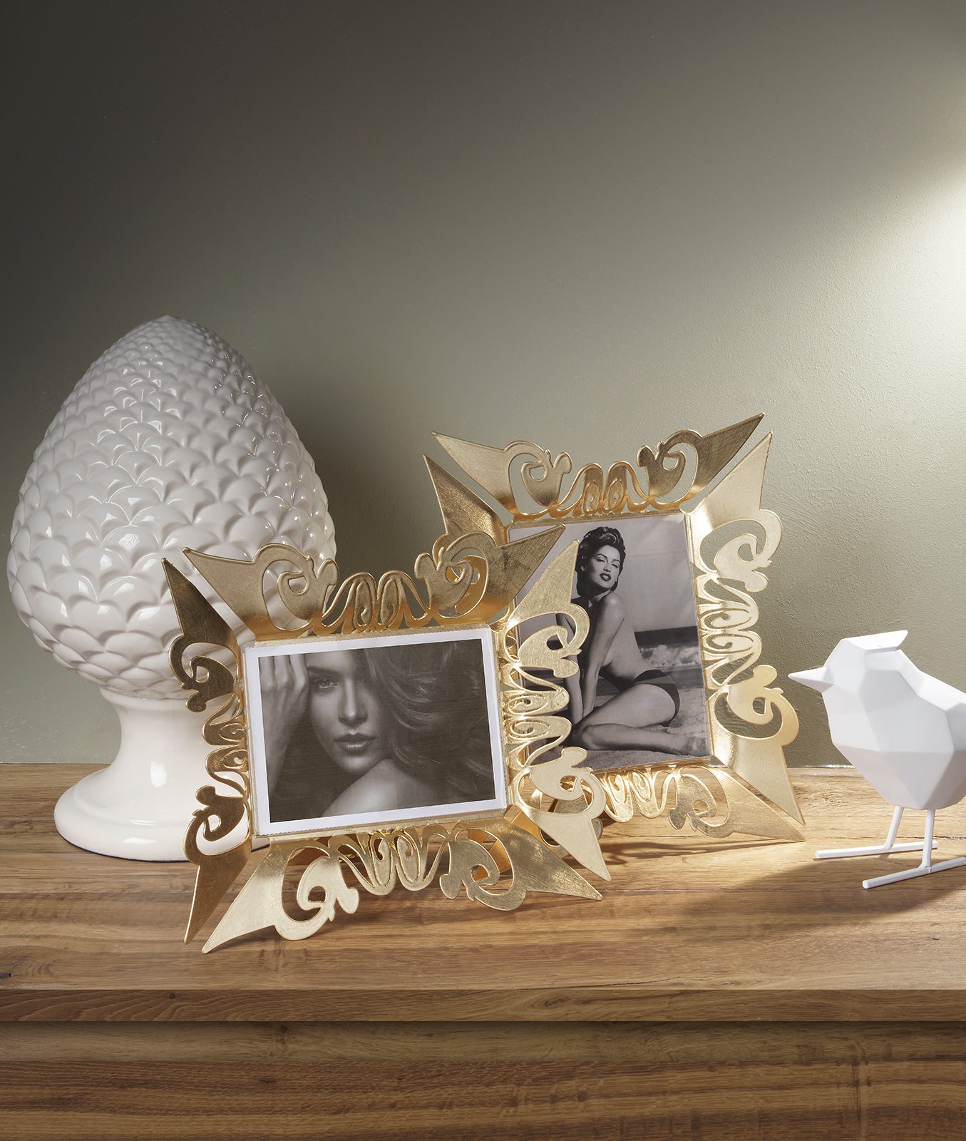 Cornice realizzata in metallo decorata con applicazione di foglia oro, è l’ideale per una camera da letto, un soggiorno o una zona living. I suoi motivi decorativi originali la rendono un pezzo di design unico. Dimensioni: 29 x 26H (17 x 13H) cm. In negozio e online su tuttochic.it