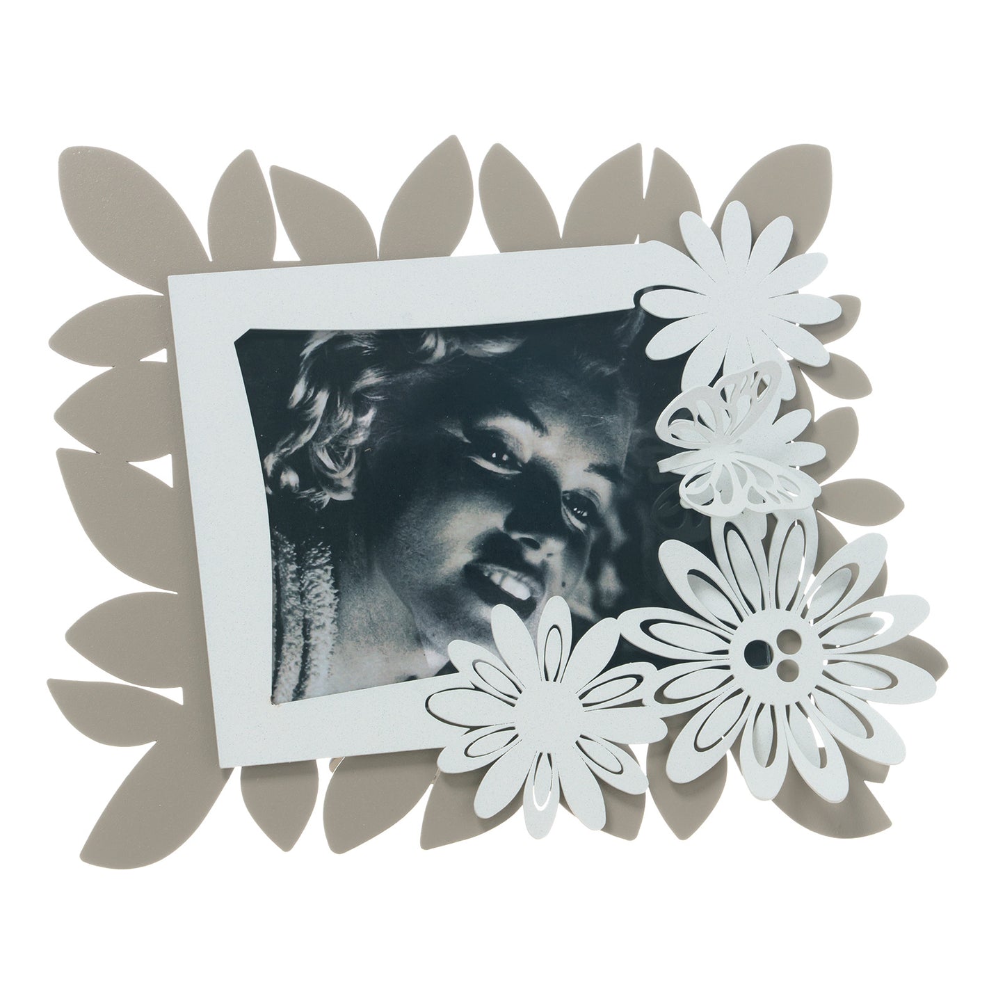 Portafoto con Margherite grande realizzata in metallo di colore sabbia e bianco fa parte della nuova linea Margherite. Un design unico che unisce insieme due dei simboli più rappresentativi della Primavera, ovvero farfalle e margherite. Dimensioni: cm 27 x 22H (16 x 12,5H). In negozio e online su tuttochic.it