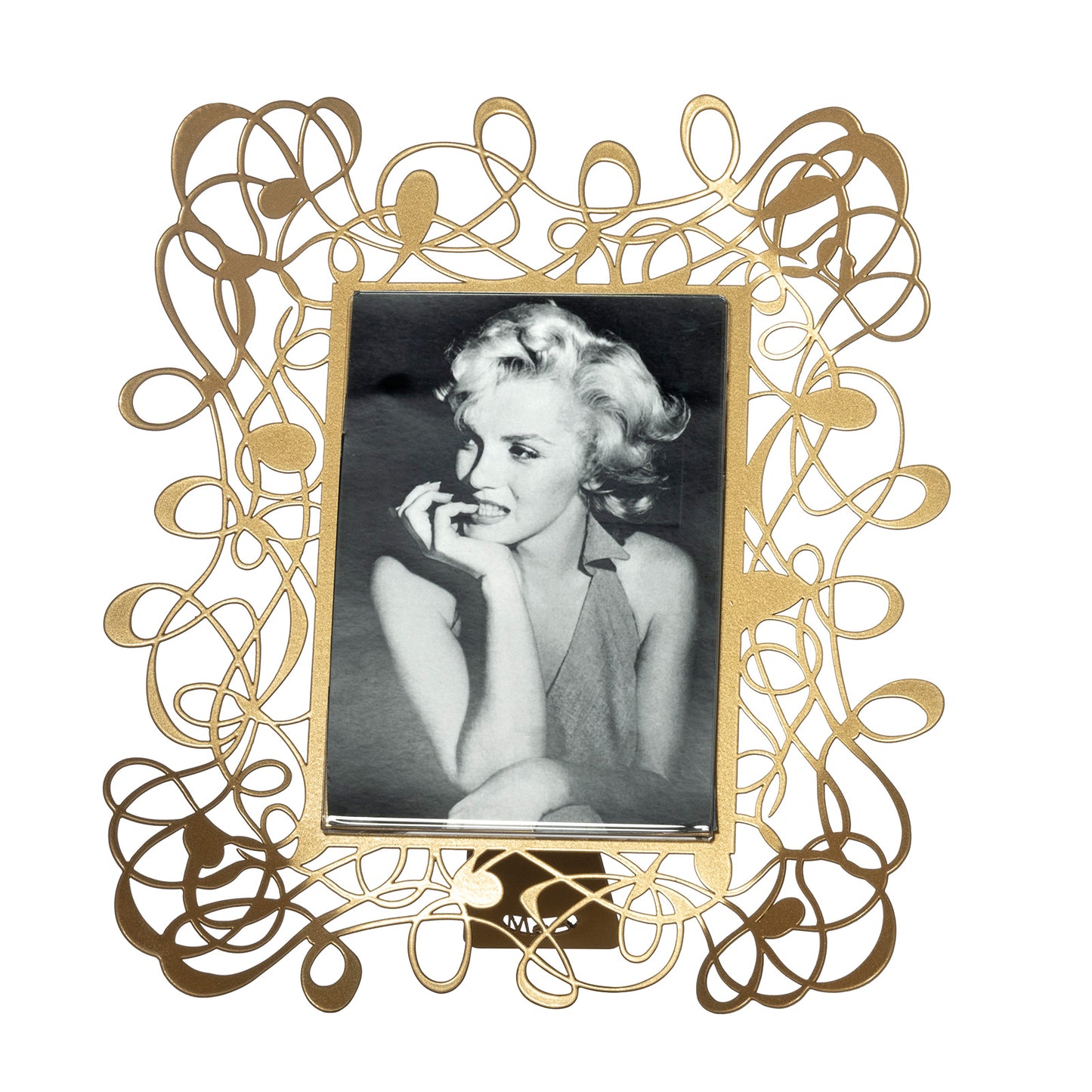 Il porta foto grande Scarabocchio è davvero originale e al tempo stesso elegante e raffinato. Può impreziosire qualsiasi ambiente, salotto, camera da letto oppure studio. Dimensioni 26 x 30 h cm cornice esterna e 14 x 18 h cm foto Materiale: metallo. In negozio e online su tuttochic.it