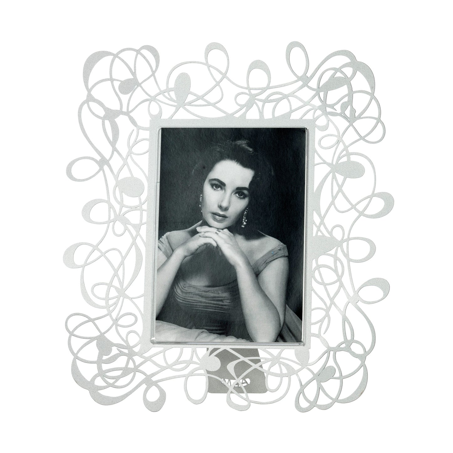 Il porta foto grande Scarabocchio è davvero originale e al tempo stesso elegante e raffinato. Può impreziosire qualsiasi ambiente, salotto, camera da letto oppure studio. Dimensioni 26 x 30 h cm cornice esterna e 14 x 18 h cm foto Materiale: metallo. In negozio e online su tuttochic.it