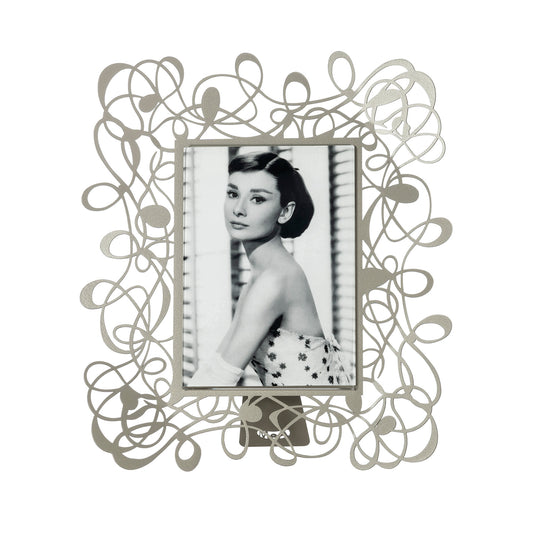 Il porta foto grande Scarabocchio è davvero originale e al tempo stesso elegante e raffinato. Può impreziosire qualsiasi ambiente, salotto, camera da letto oppure studio. Dimensioni 26 x 30 h cm cornice esterna e 14 x 18 h cm foto Materiale: metallo. In negozio e online su tuttochic.it