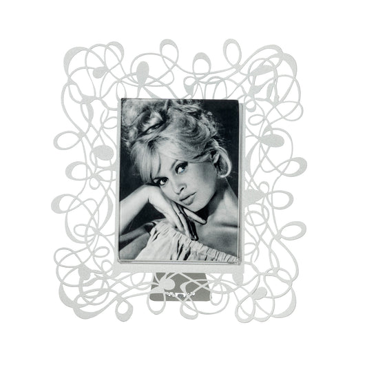 Il porta foto piccolo Scarabocchio è davvero originale e al tempo stesso elegante e raffinato. Può impreziosire qualsiasi ambiente, salotto, camera da letto oppure studio. Dimensioni 19 x 22 h cm cornice esterna e 10 x 13 h cm foto Materiale: metallo. In negozio e online su tuttochic.it