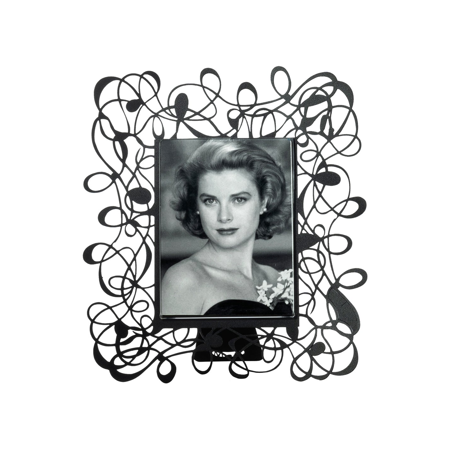 Il porta foto piccolo Scarabocchio è davvero originale e al tempo stesso elegante e raffinato. Può impreziosire qualsiasi ambiente, salotto, camera da letto oppure studio. Dimensioni 19 x 22 h cm cornice esterna e 10 x 13 h cm foto Materiale: metallo. In negozio e online su tuttochic.it