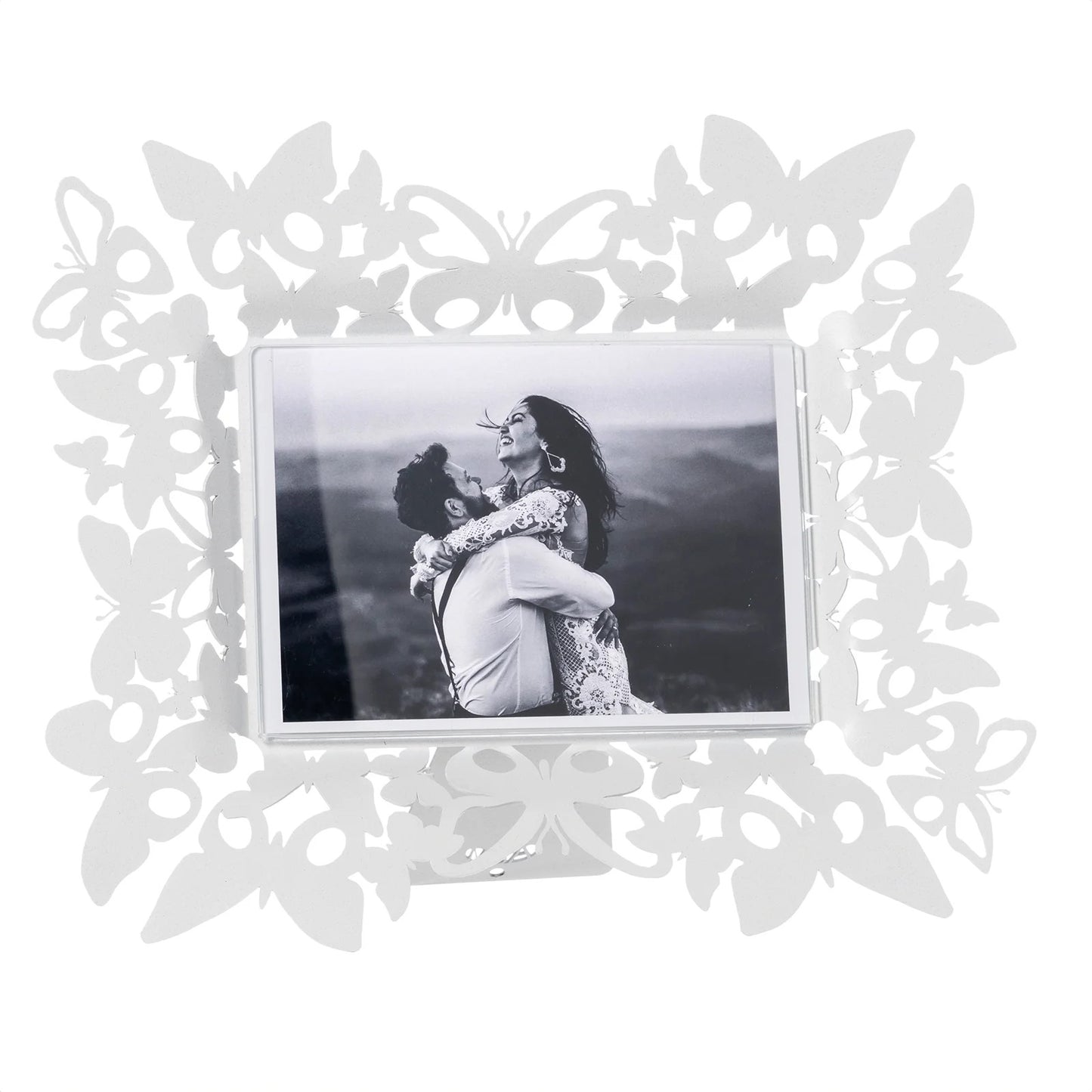 Portafoto Farfalloso orizzontale. Realizzato in metallo decorato con farfalle di diverse dimensioni. Dimensioni: 30,5 x 25,5 H cm (17 x 13 cm formato foto) Prodotto in Italia. In negozio e online su tuttochic.it