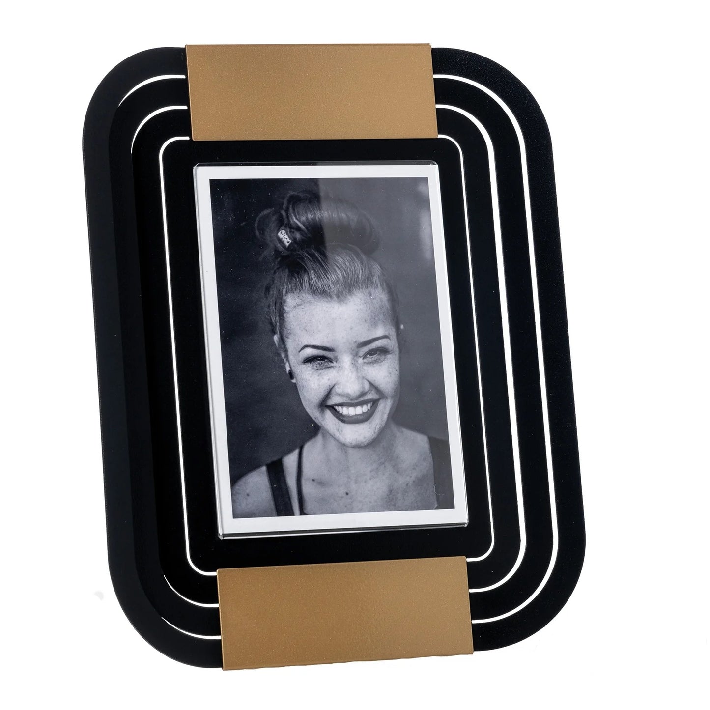 Raffinato e lussuoso, il Portafoto Tudor piccolo è un'opera d'arte in metallo di colore nero con applicazione color oro a contrasto. In negozio e online su tuttochic.it