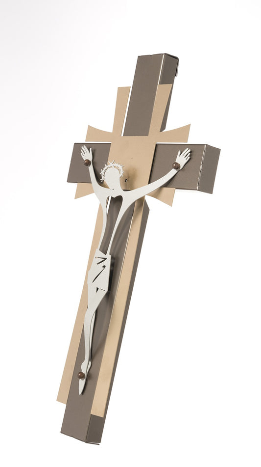 Crocifisso da parete in metallo dal design contemporaneo e sviluppato su più livelli dai colori bronzo, oro laccato e avorio. Dimensioni: cm 23 x 2p x 44h. In negozio e online su tuttochic.it