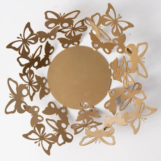 Il centrotavola Farfalloso è un oggetto esclusivo in metallo verniciato. Composto da una sinfonia di farfalle con ali traforate. Dimensioni: 37 x 16 H cm Prodotto in Italia. In negozio e online su tuttochic.it