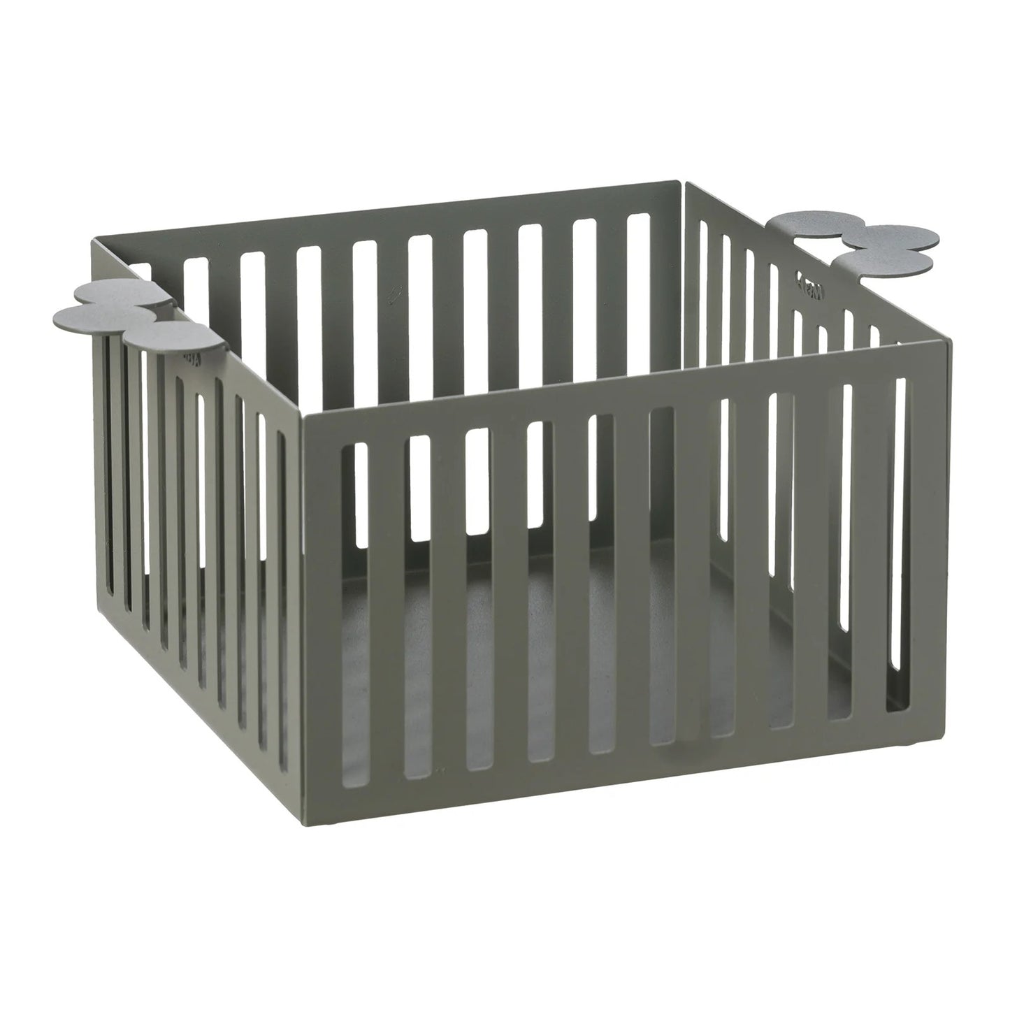 Il Cestino Old è il perfetto mix di funzionalità e stile. Realizzato in metallo colorato, può essere utilizzato come contenitore per il pane o come fruttiera/centrotavola. Dimensioni: 28 x 20 x 12 H. In negozio e online su tuttochic.it