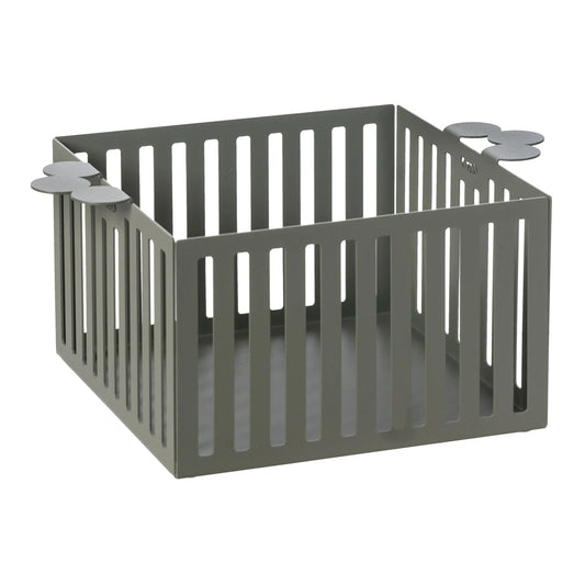 Il Cestino Old è il perfetto mix di funzionalità e stile. Realizzato in metallo colorato, può essere utilizzato come contenitore per il pane o come fruttiera/centrotavola. Dimensioni: 28 x 20 x 12 H. In negozio e online su tuttochic.it